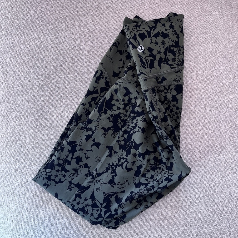 Lululemon Leggings Medium - Rare!